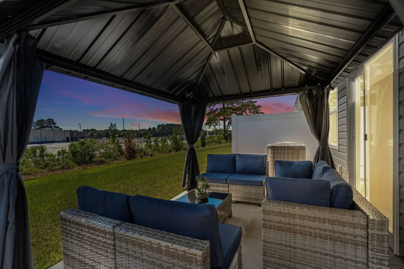 Interior del gazebo al atardecer