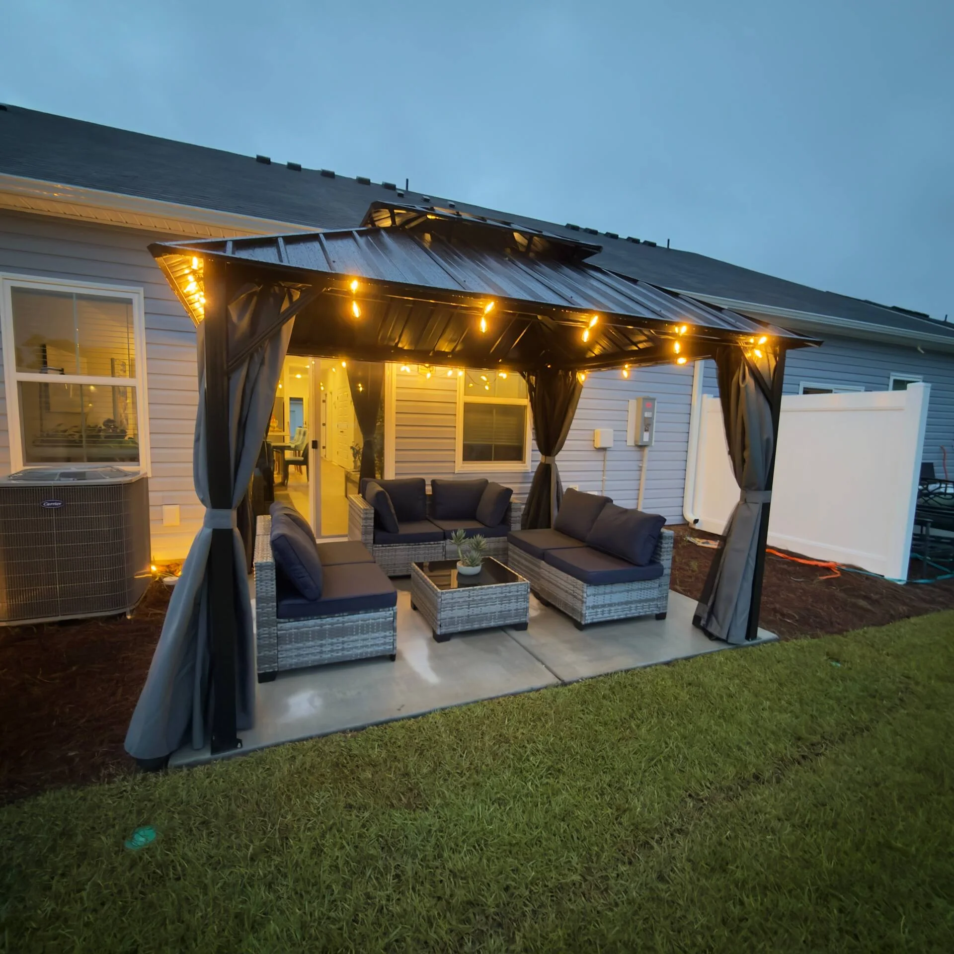 Gazebo iluminado con sala exterior