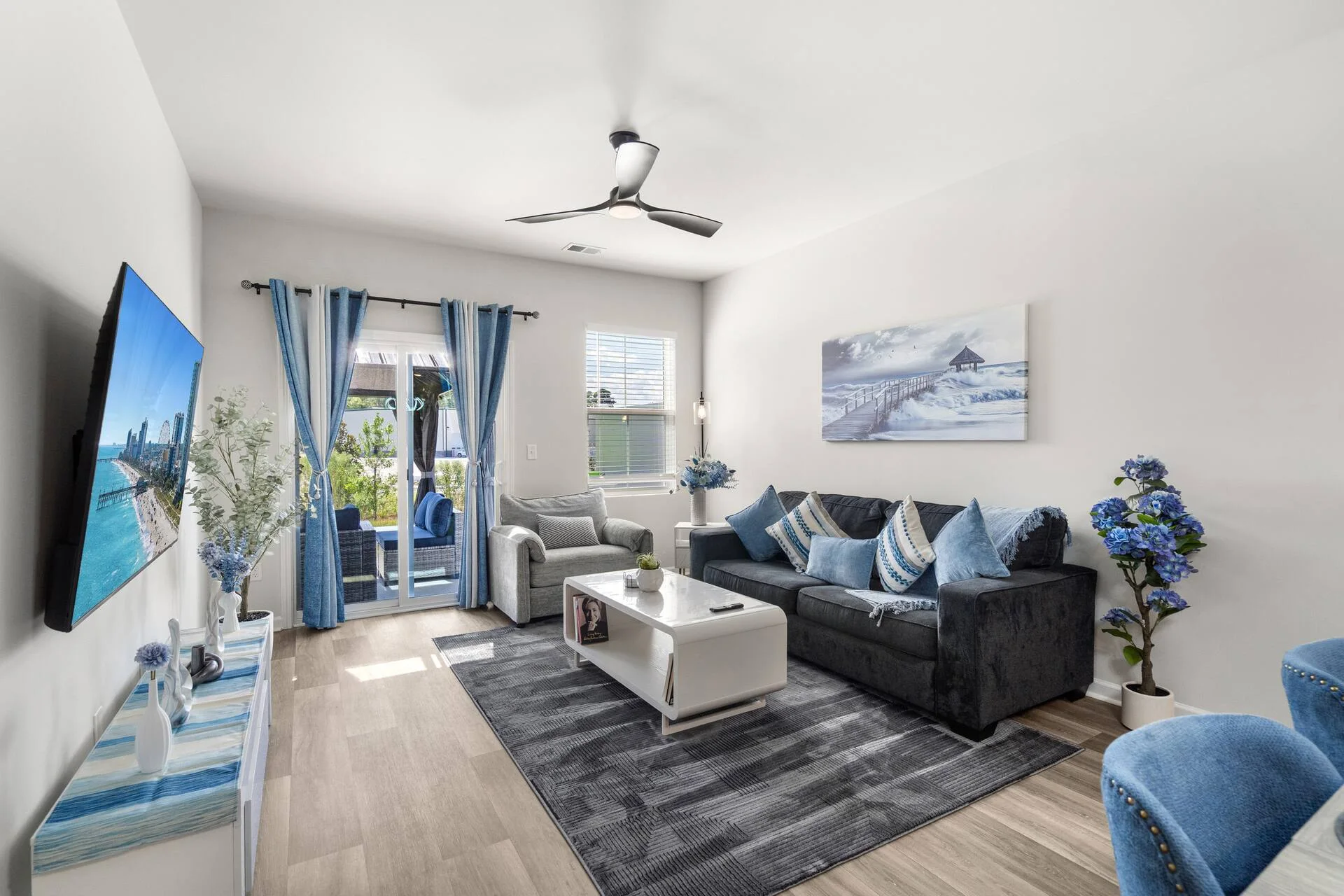 Sala luminosa con sofá gris y cojines azules