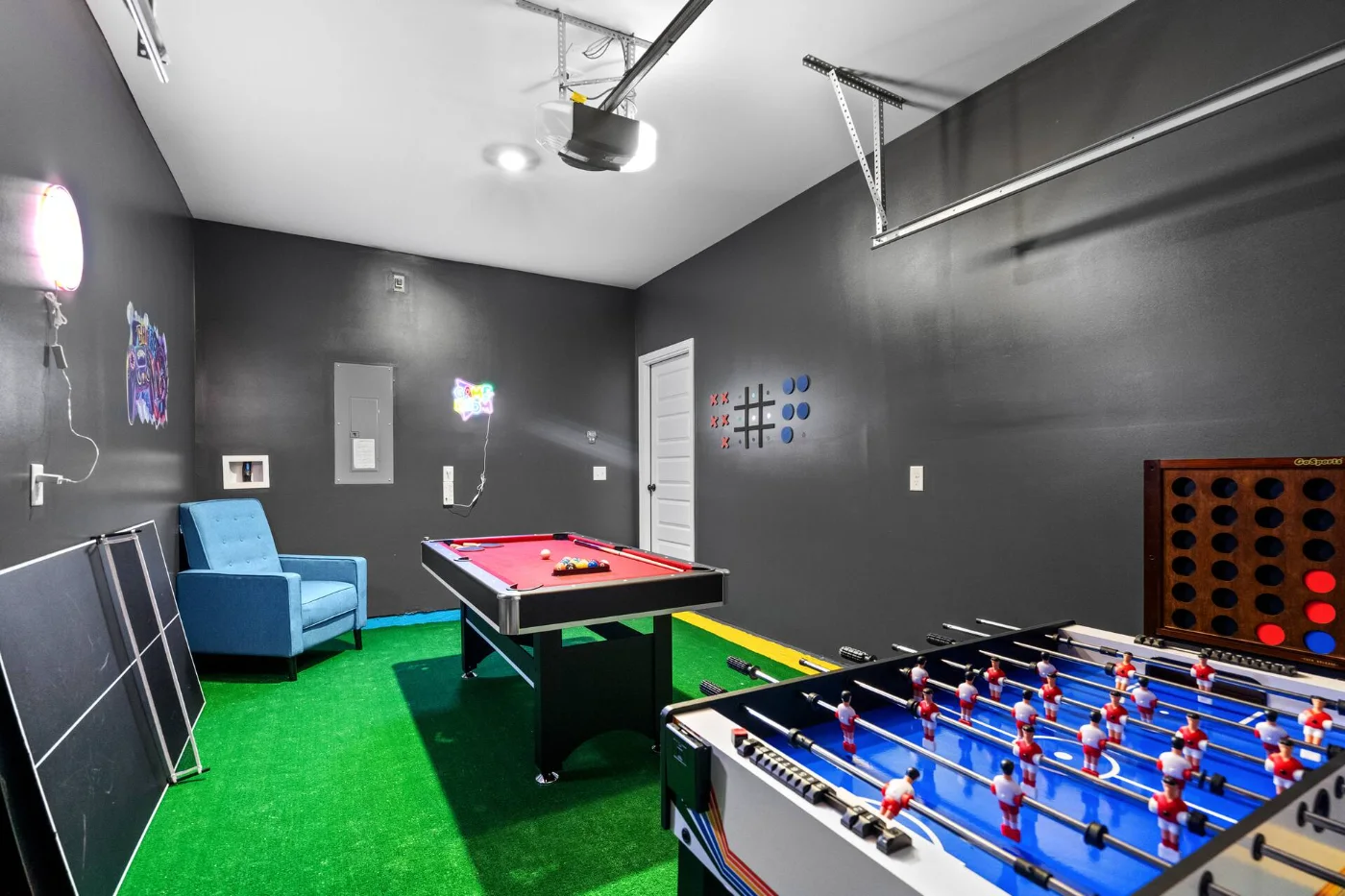 Cuarto de juegos con dardos y mesas