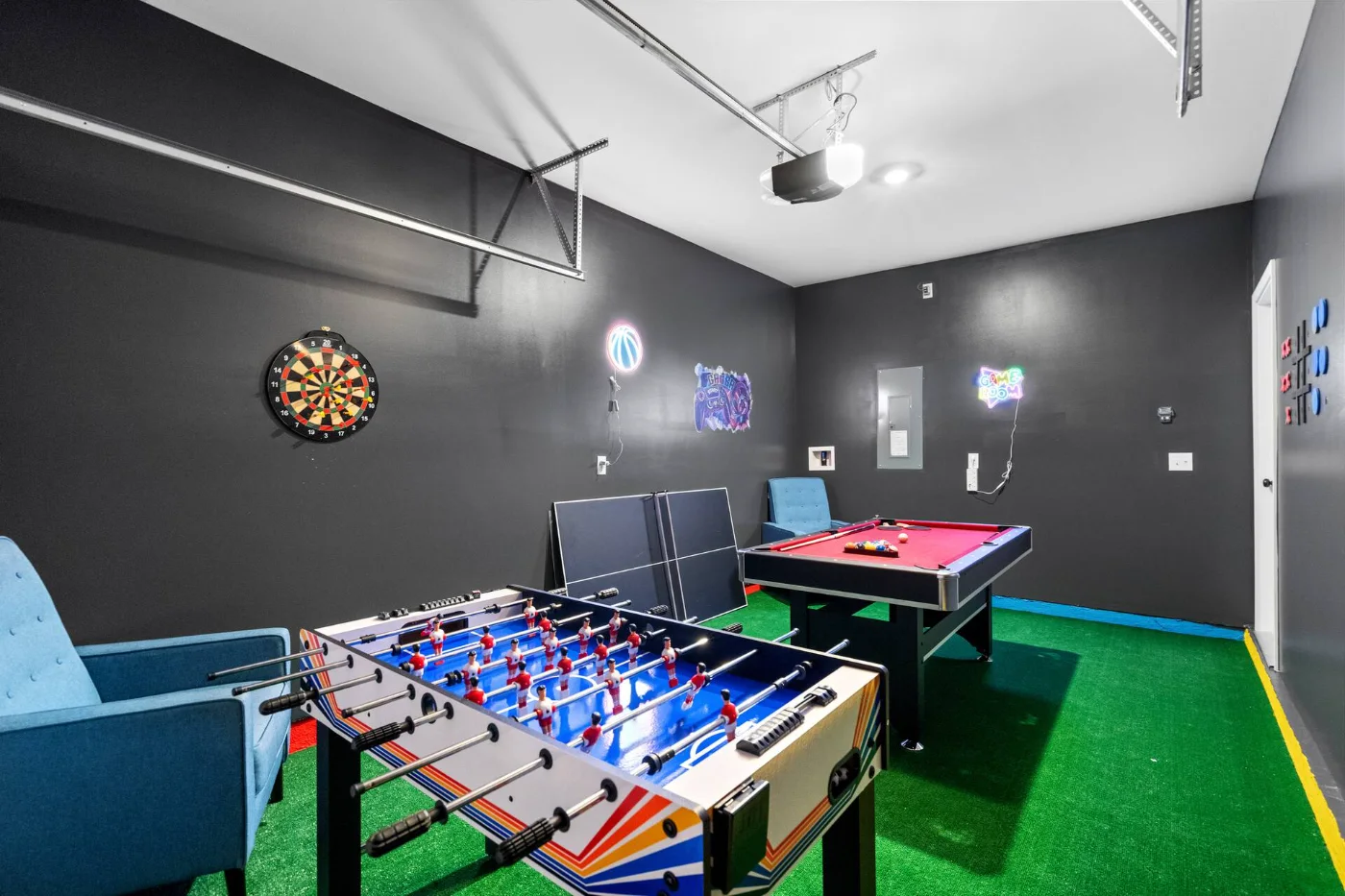 Cuarto de juegos con futbolito y billar